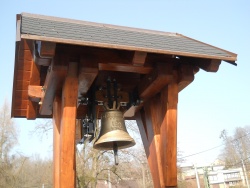 Zvon na dřevěné zvoničce