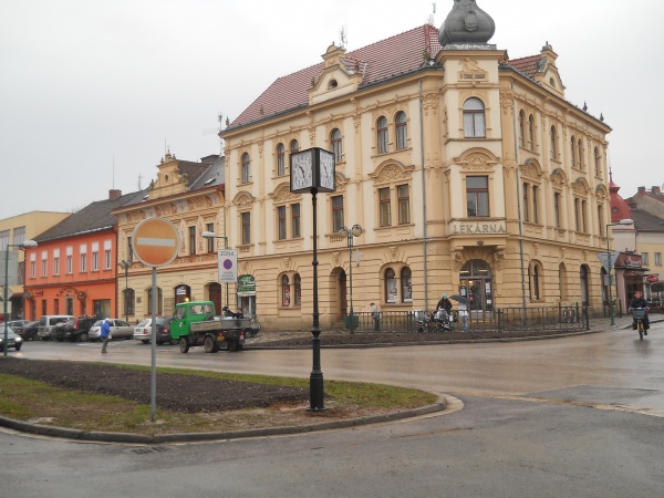 Celkový pohled na náměstí s hodinami