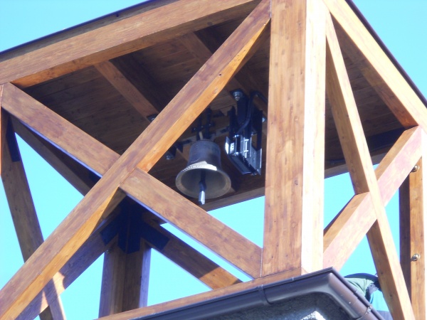 Pohled na zvonici se zvonem