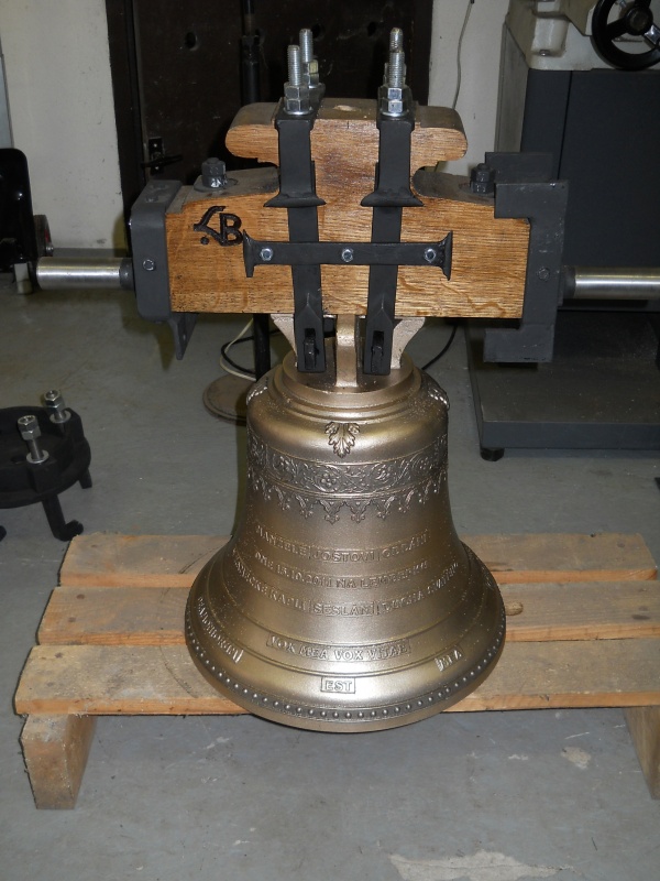 Zvon s komplením technickým vybavením