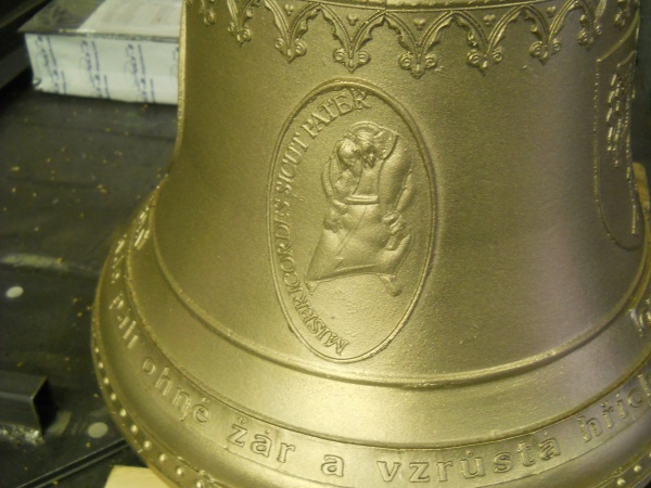 Detail zdobení zvonu.
