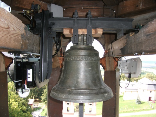 Pohled na zavěšený zvon v panence
