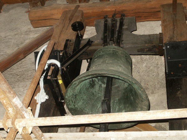 Malý zvon v pozice na zvonové stolici