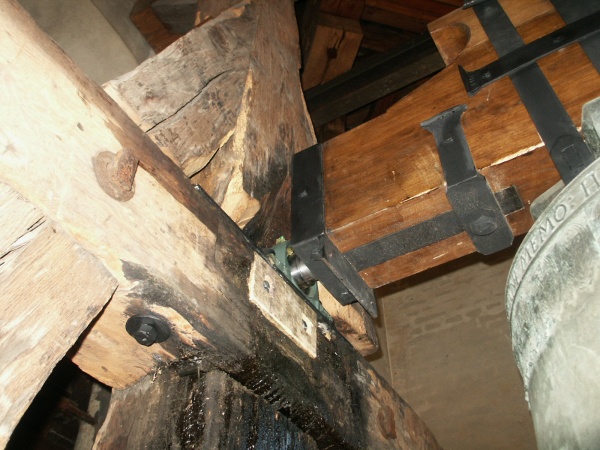 Vyspravení trámu zvonové stolice dubovou vložkou