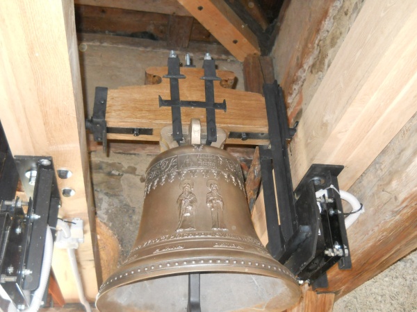 Zavěšený zvon v pozici na stolici