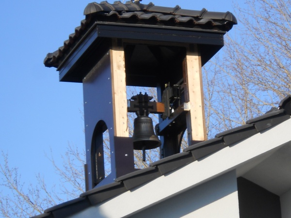 Pohled na zvoničku se zvonem před přiděláním bočních desek