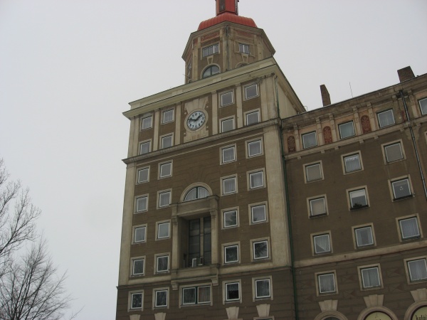 Pohled na věž Oblouku s byty