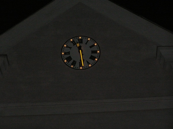 Pohled na štít s hodinami v noci