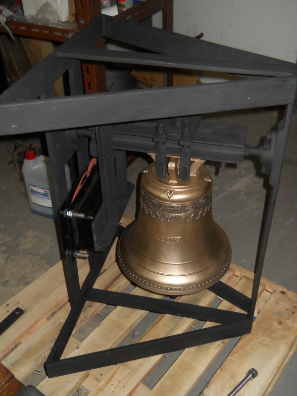 Pohled na zvon v konstrukci