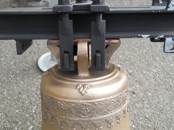 Detail uchycení zvonu přes korunu