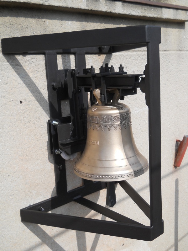 Zavěšení zvonu na zdi zbrojnice
