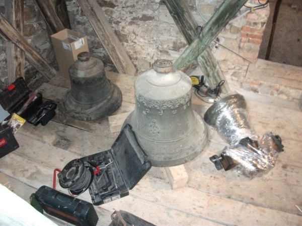 Příprava na instalaci zvonů