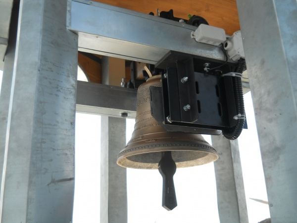 Pohled na zavěšený zvon v panence