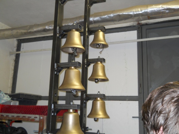 Zvony na nosníku, osazování kladiv