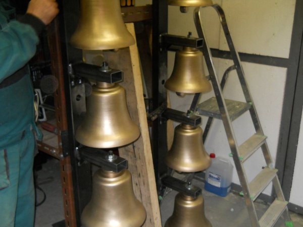 Zvony na nosníku, osazování kladiv