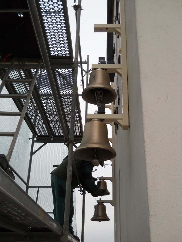 Instalace zvonů na nosníky